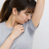 ワキ汗を気にする女性