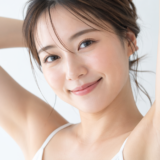 両手を上げて脇を出している女性